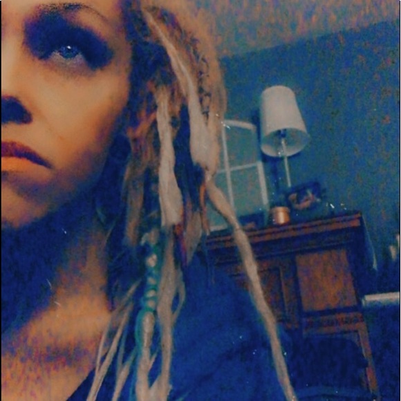 Meet your Posher, Caitlin - Picture 3 of 9